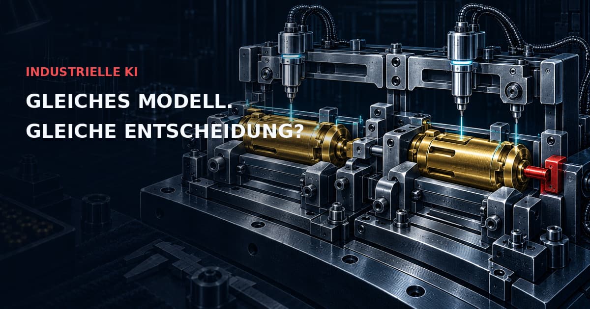 Zwei Modellkartuschen aus Messing unter einem Präzisionsvergleich; eine rote Sperre hält die Freigabe. INDUSTRIELLE KI — GLEICHES MODELL. GLEICHE ENTSCHEIDUNG?